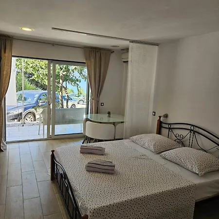 Apartments Gabi Omis Exterior photo